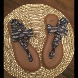 Feather print sanuk sandals